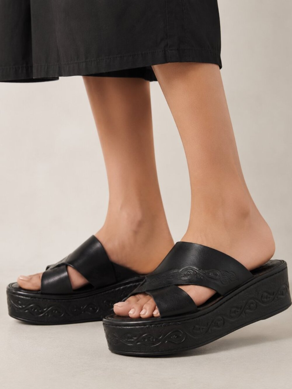 Born Black Leather Platform Sandals Womens 10 Mule Casual Summer Beachy Strappy